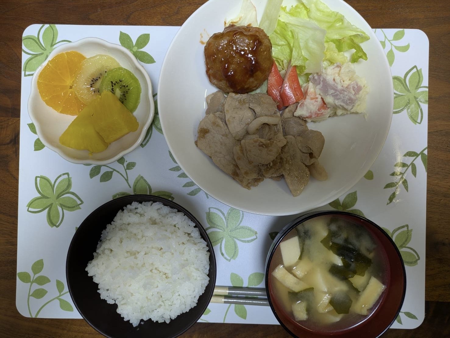 スタッフが用意する夕食