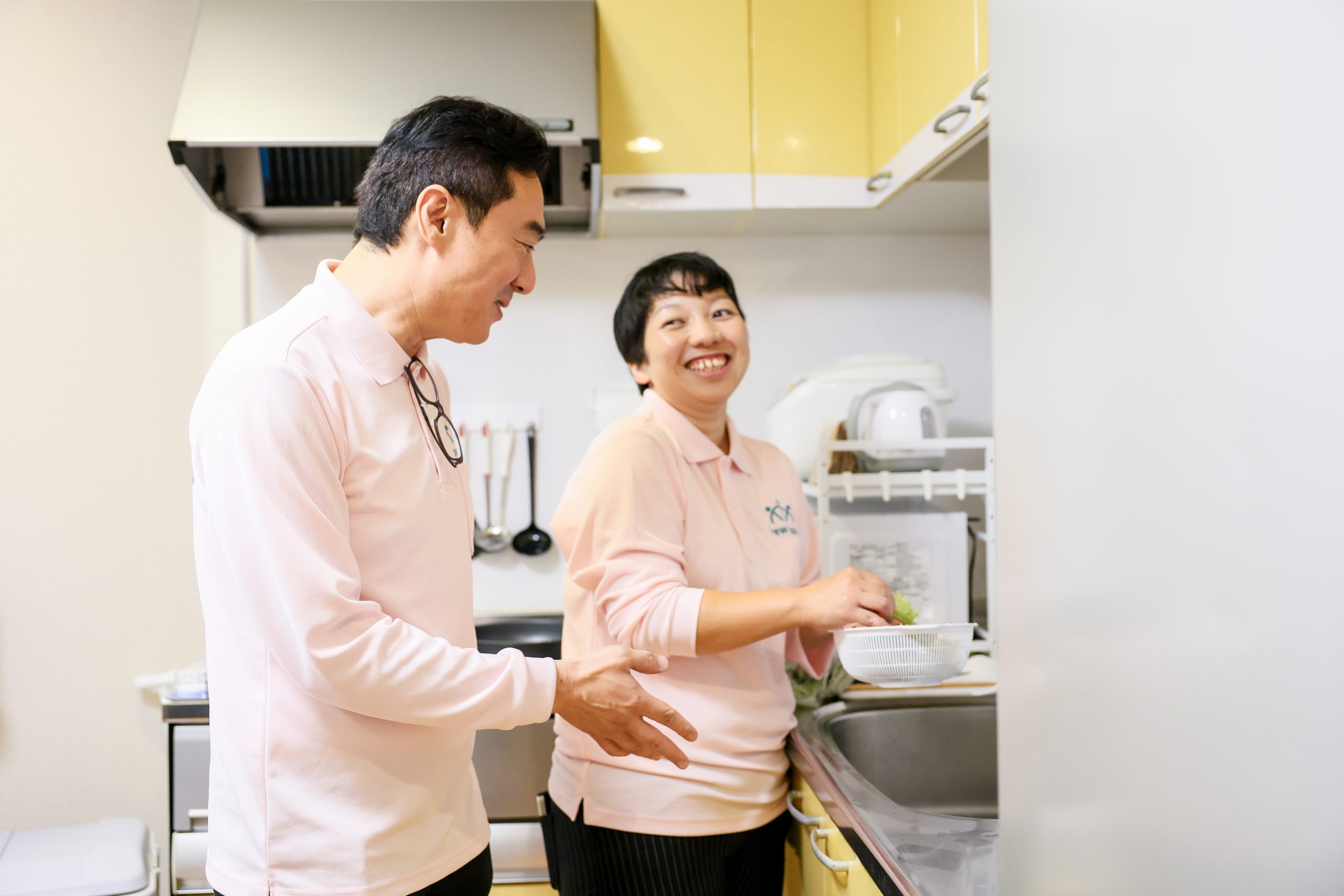 スタッフが食事を盛り付けている様子