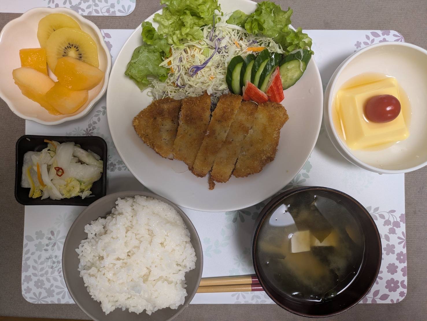 とんかつを中心とした夕食