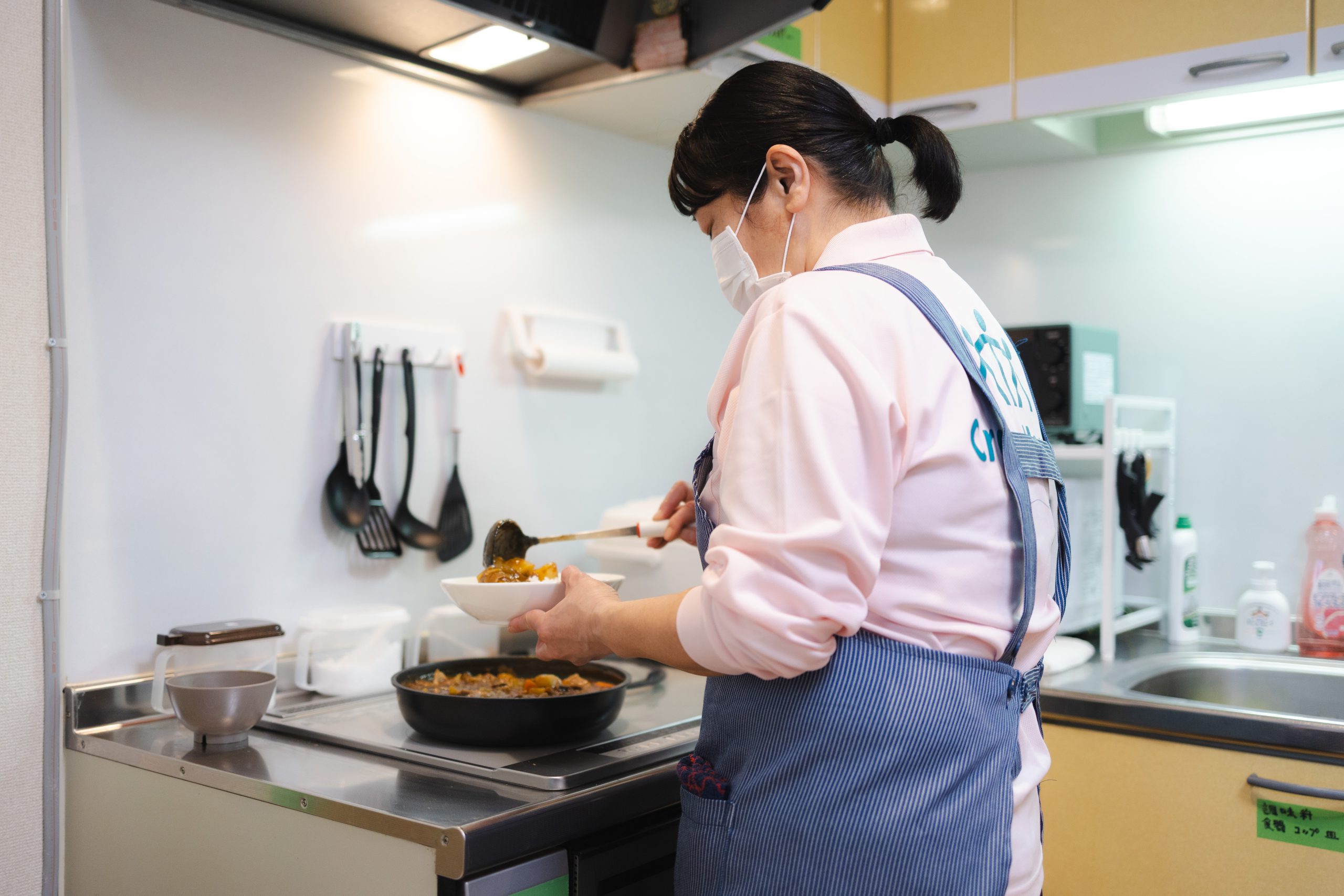 スタッフがカレーを盛り付けている様子