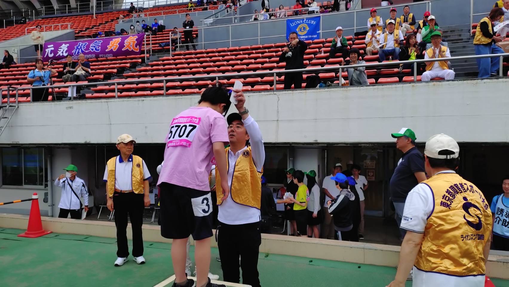 障がい者スポーツ大会でメダルを授与する様子