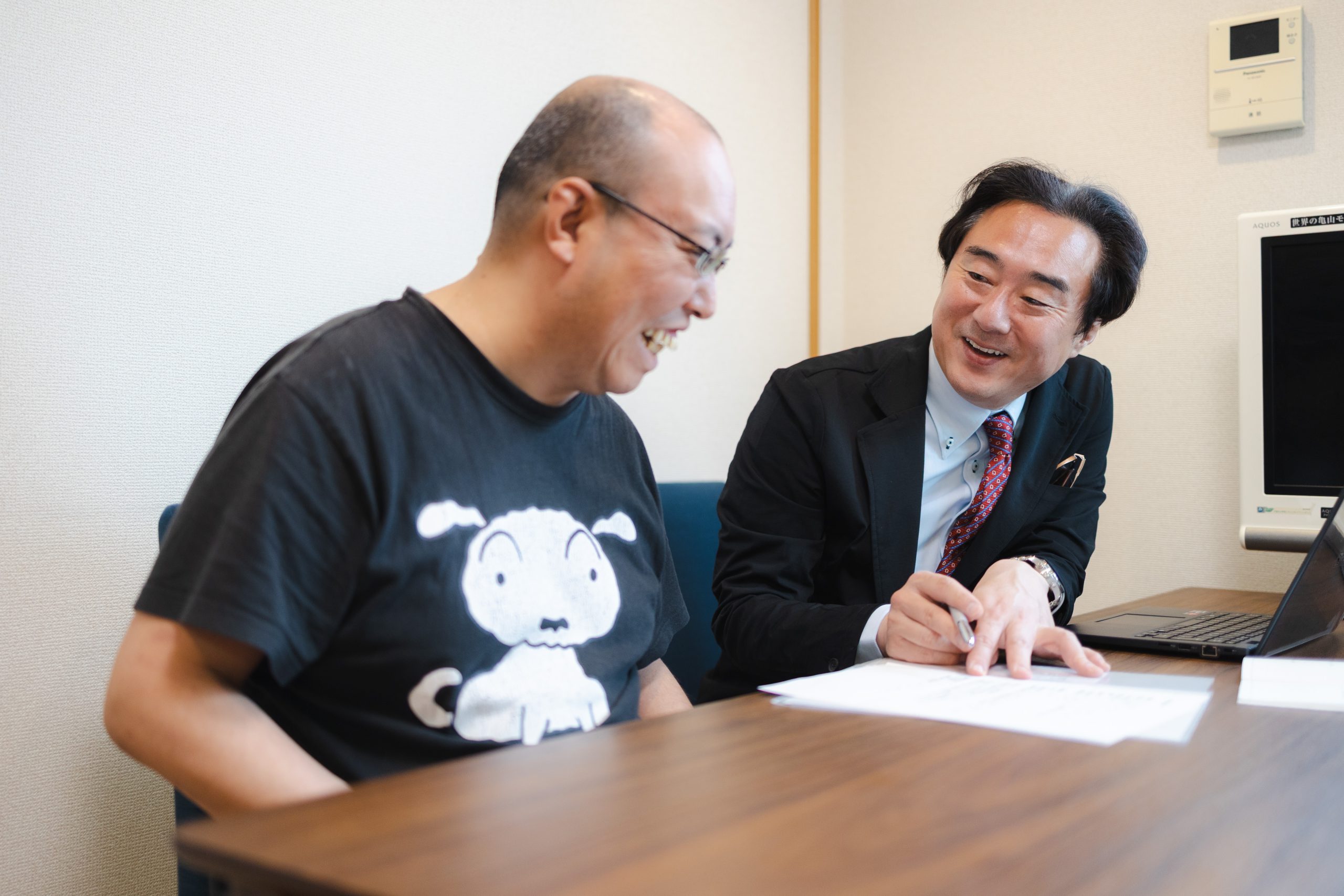 林代表と鈴木さんが支援計画について話し合う様子